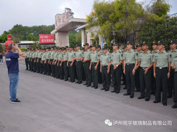 嘉明部队官兵参观访问华体会(中国)玻璃