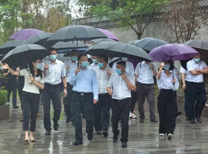 政府关怀｜泸州市委书记杨林兴一行莅临华体会(中国)集团总部基地调研